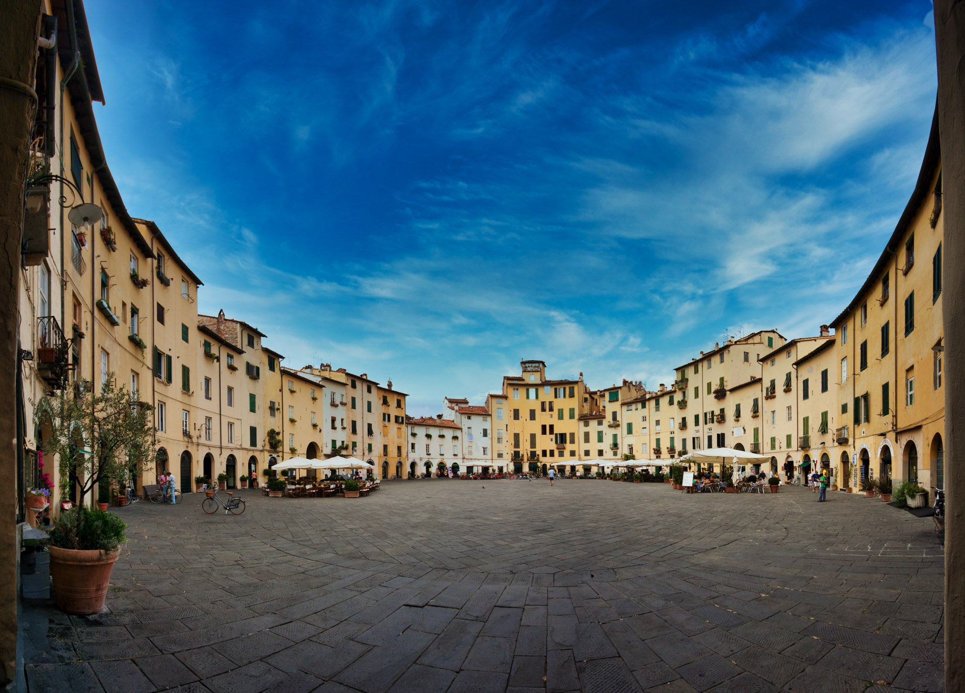 Lucca - piazza Anfiteatro panorama1